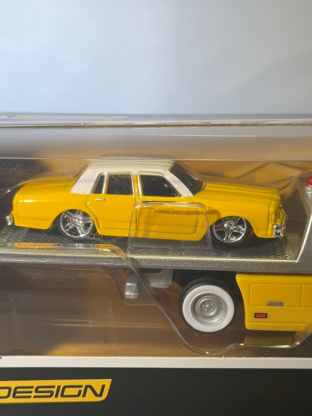 Maisto Elite Transport 1957 Chevy Flatbed & 1987 Caprice Yellow White 1:64 — original photo 2
