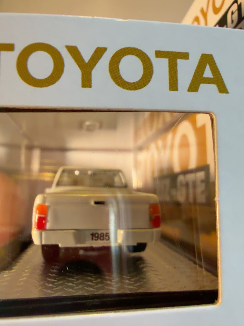 M2 Machines 1985 Toyota Truck 2JZ-GTE Powered White Gold R113 1:64 — original product photo 5
