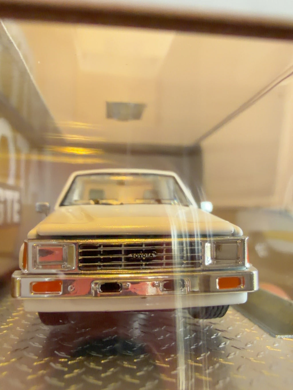 M2 Machines 1985 Toyota Truck 2JZ-GTE Powered White Gold R113 1:64 — original product photo 4