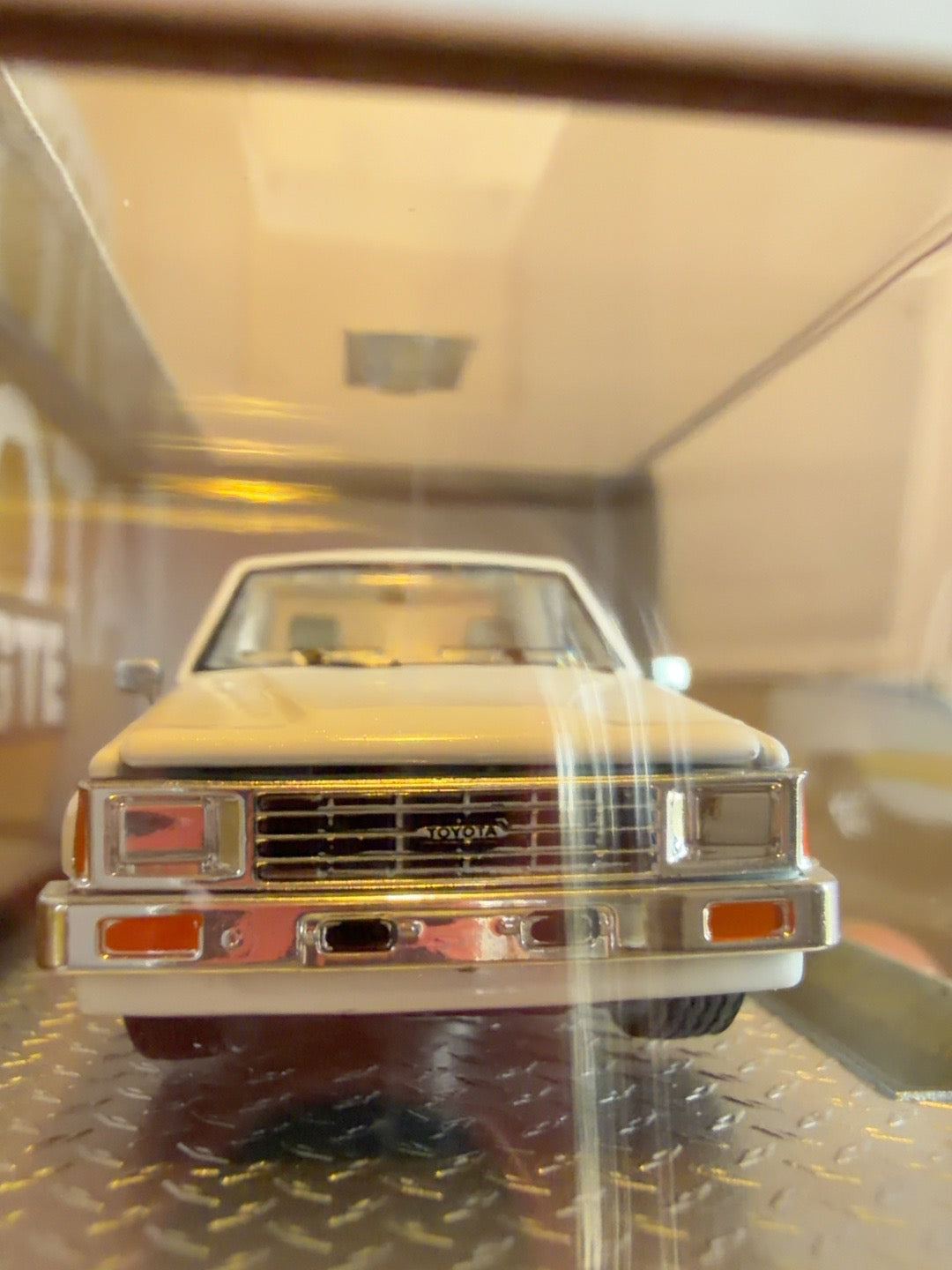 M2 Machines 1985 Toyota Truck 2JZ-GTE Powered White Gold R113 1:64 — original product photo 4