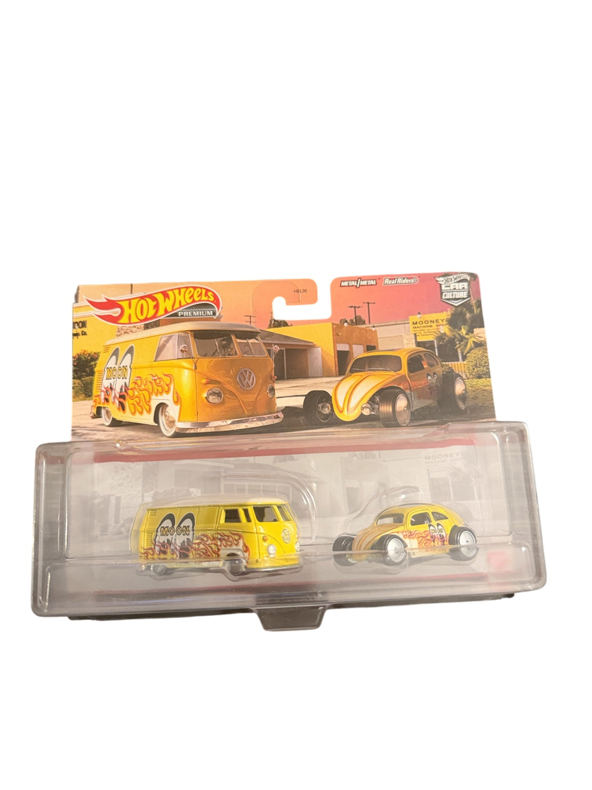 Hot Wheels Premium Car Culture MOONEYES Volkswagen T1 Panel Bus and Custom Volkswagen Beetle 2-Pack front