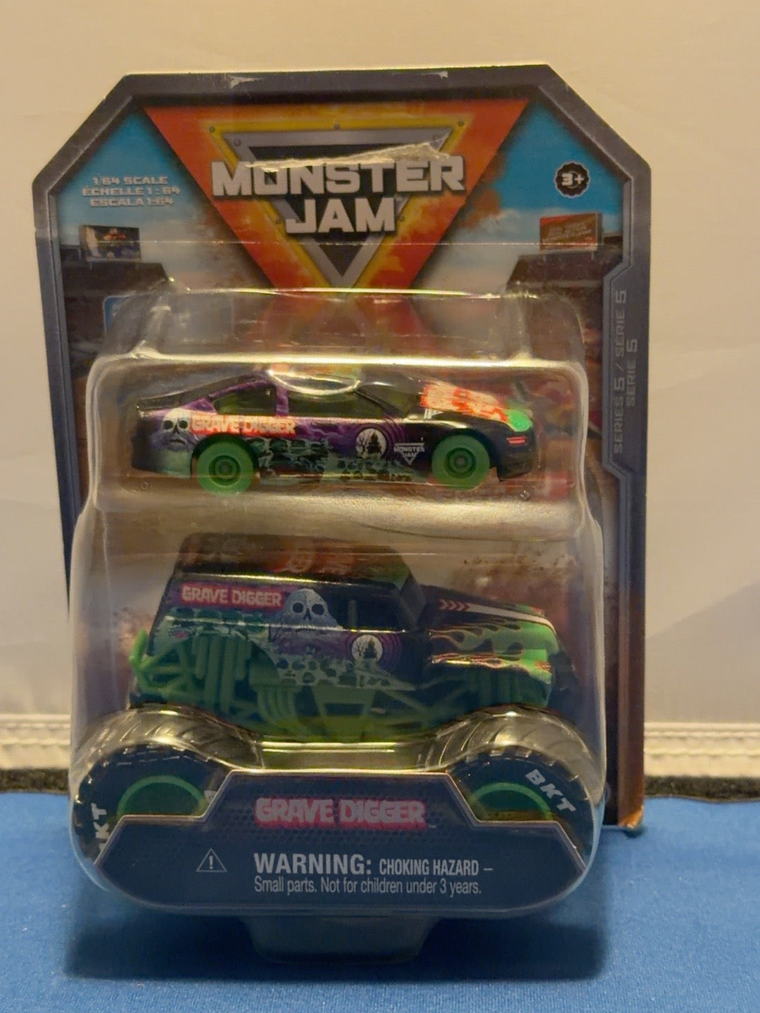 Monster Jam Grave Digger Series 5 truck and race car front