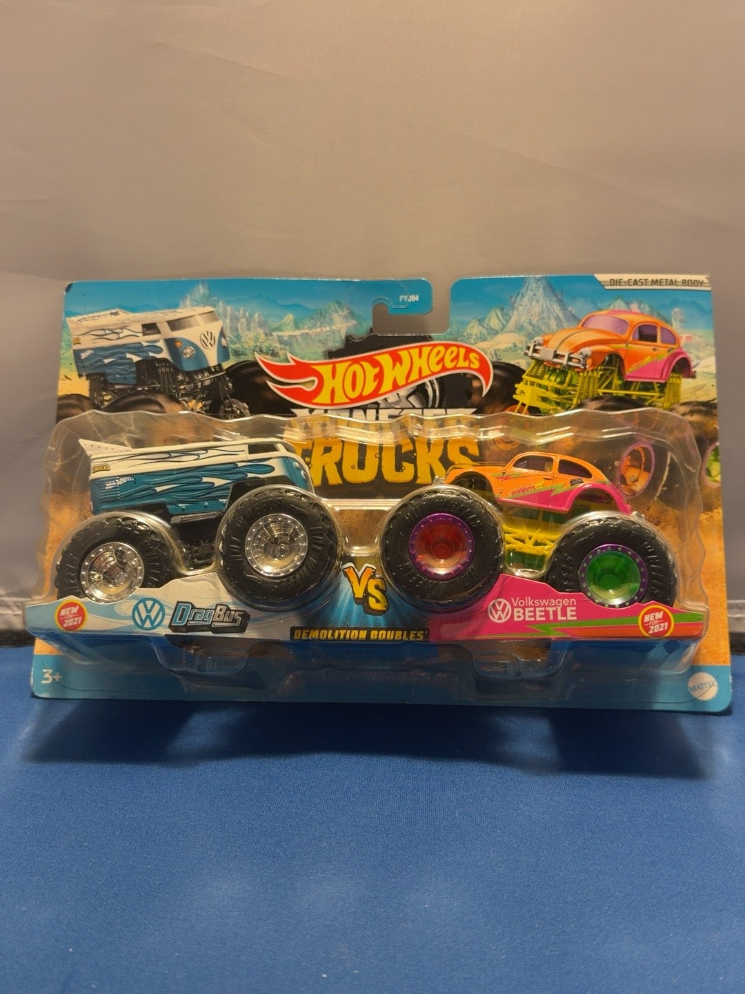 2021 Hot Wheels GTJ48 blue white VW Drag Bus and orange pink Beetle front