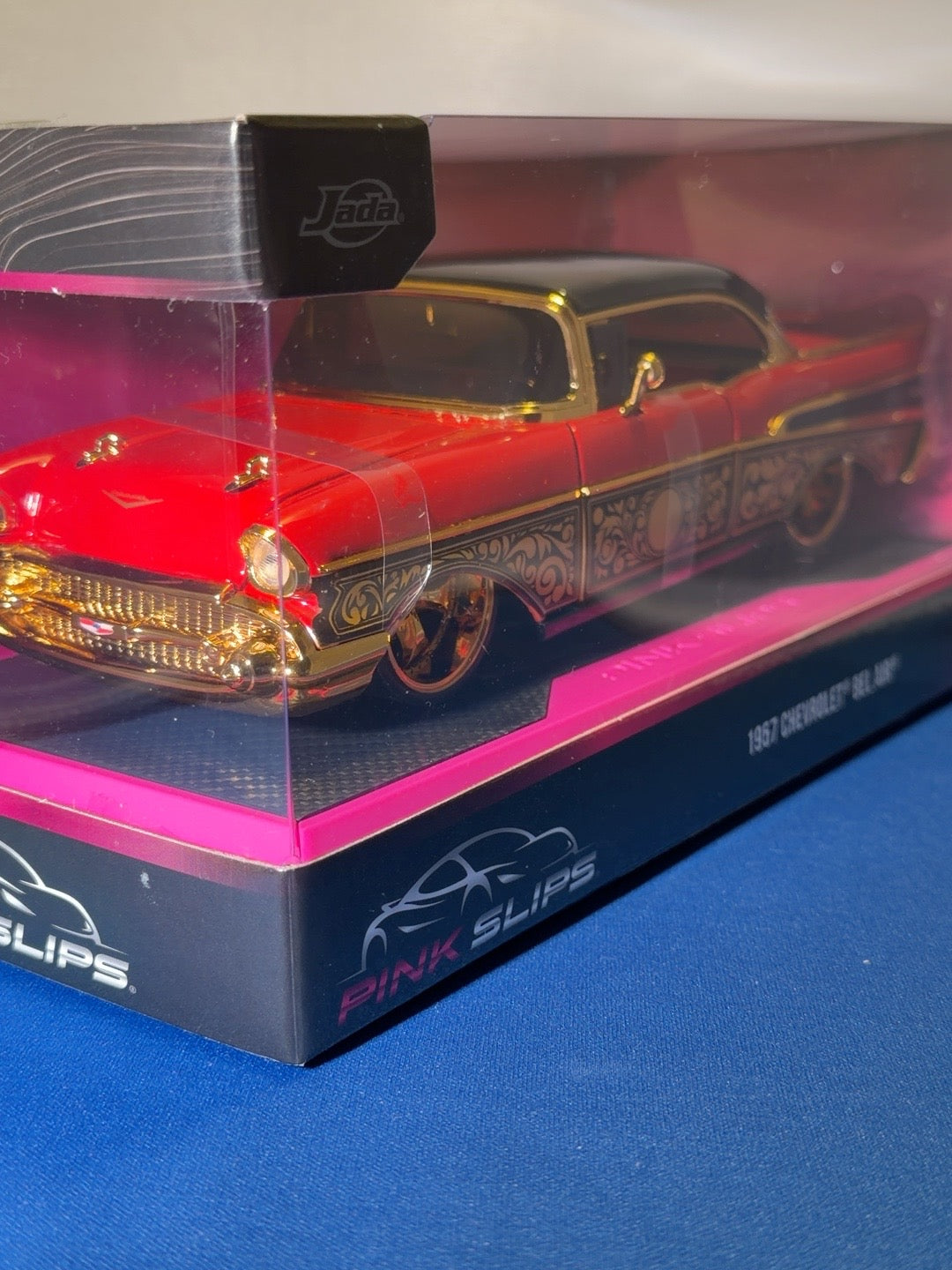 Jada Pink Slips 1957 Chevrolet Bel Air Chase 1:24 Red Gold Lowrider — listing photo 3