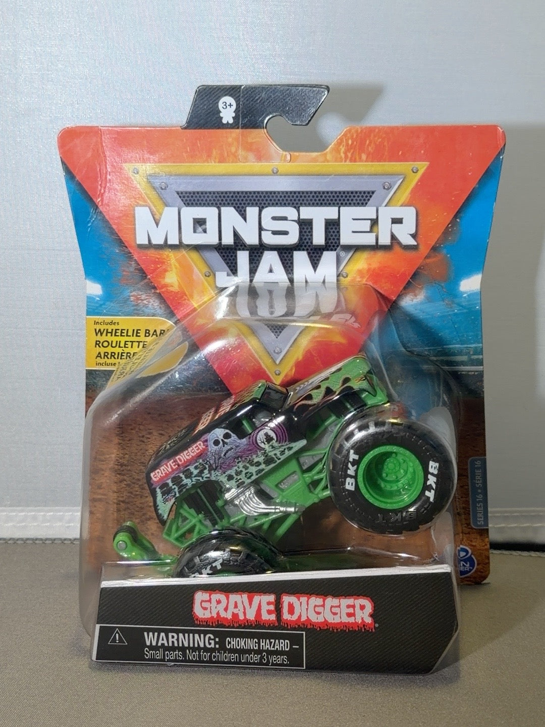 Original front photo sealed Grave Digger Series 16 Show Time green wheels